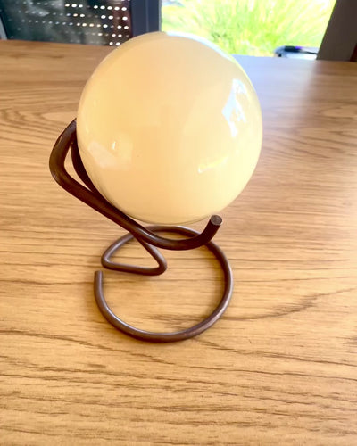 Kula bilardowa na mosiężnej podstawce, możliwość personalizacji grawerem na prezent