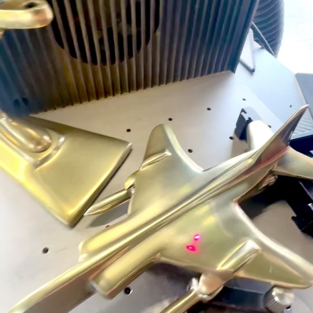 Metalowy Model Myśliwca Jaguar w Złotym Kolorze z Możliwością Grawerunku