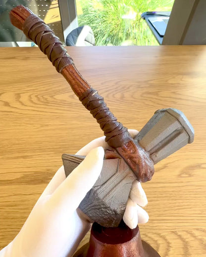 Storm Relic – młot dekoracyjny z podstawą, 26 cm, ręcznie wykonany,  możliwość personalizacji grawerem na prezent