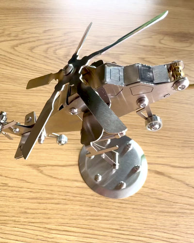 Μεταλλικό Μοντέλο Ελικοπτέρου „SkyRider” – Ρυθμιζόμενη Βάση Γραφείου με εξατομικευμένη χάραξη για δώρο