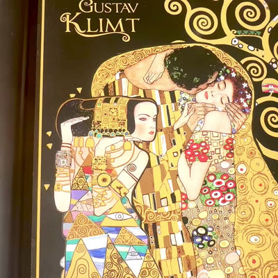 Βάση για laptop G. Klimt, Κολάζ (CARMANI), με δυνατότητα εξατομίκευσης με χάραξη, ιδανική για δώρο, διαστάσεις 30.5x40.5cm, κομψή και άνετη για εργασία στα γόνατα