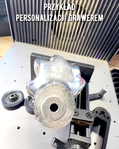 Laska do chodzenia „Królewska Dłoń ” – ręcznie rzeźbiona z drewna mango indyjskiego, możliwość personalizowania grawerem