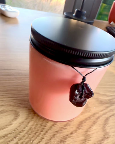 Εντατικό κερί σόγιας 250 ml με φυσική πέτρα – επιλέξτε την ενέργειά σας: Κιτρίνη ή Γρανάτης, εξατομίκευση με χάραξη για δώρο