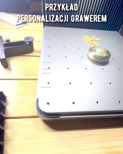 Złotego koloru Kompas Przygoda – Elegancki Nawigator Odkryć