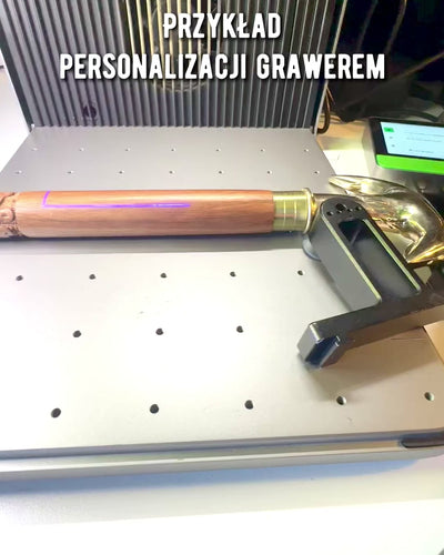 Χειροποίητο Σκαλιστό Ταξιδιωτικό Μπαστούνι για περπάτημα "Βασιλικός Οδοιπόρος" σε καφέ χρώμα με σχέδια