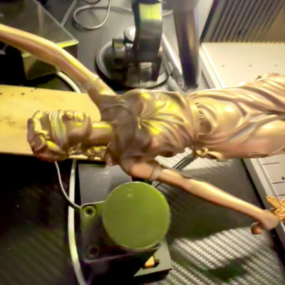 Figurka Temida 35 cm z możliwością personalizacji grawerem - elegancki prezent dla prawnika, sędziego lub radcy prawnego, wykonana z polyresinu w złotym kolorze z antycznym wykończeniem