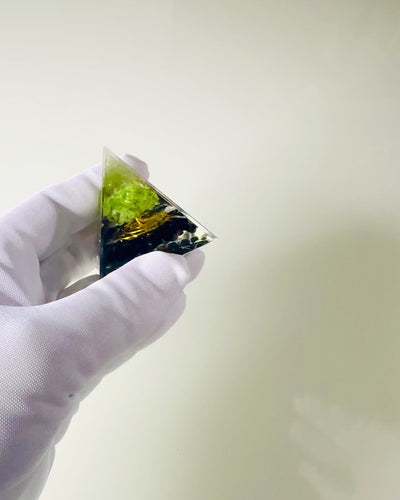 Orgonitowa Piramidka Reiki z Naturalnymi Kryształami - Dekoracyjny Symbol Równowagi Energii Czakr