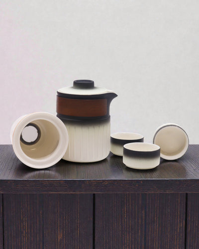 Podróż Trzech Przyjaciół – Turystyczny Zestaw Ceramiczny z Czajnikiem i 3 Kubeczkami