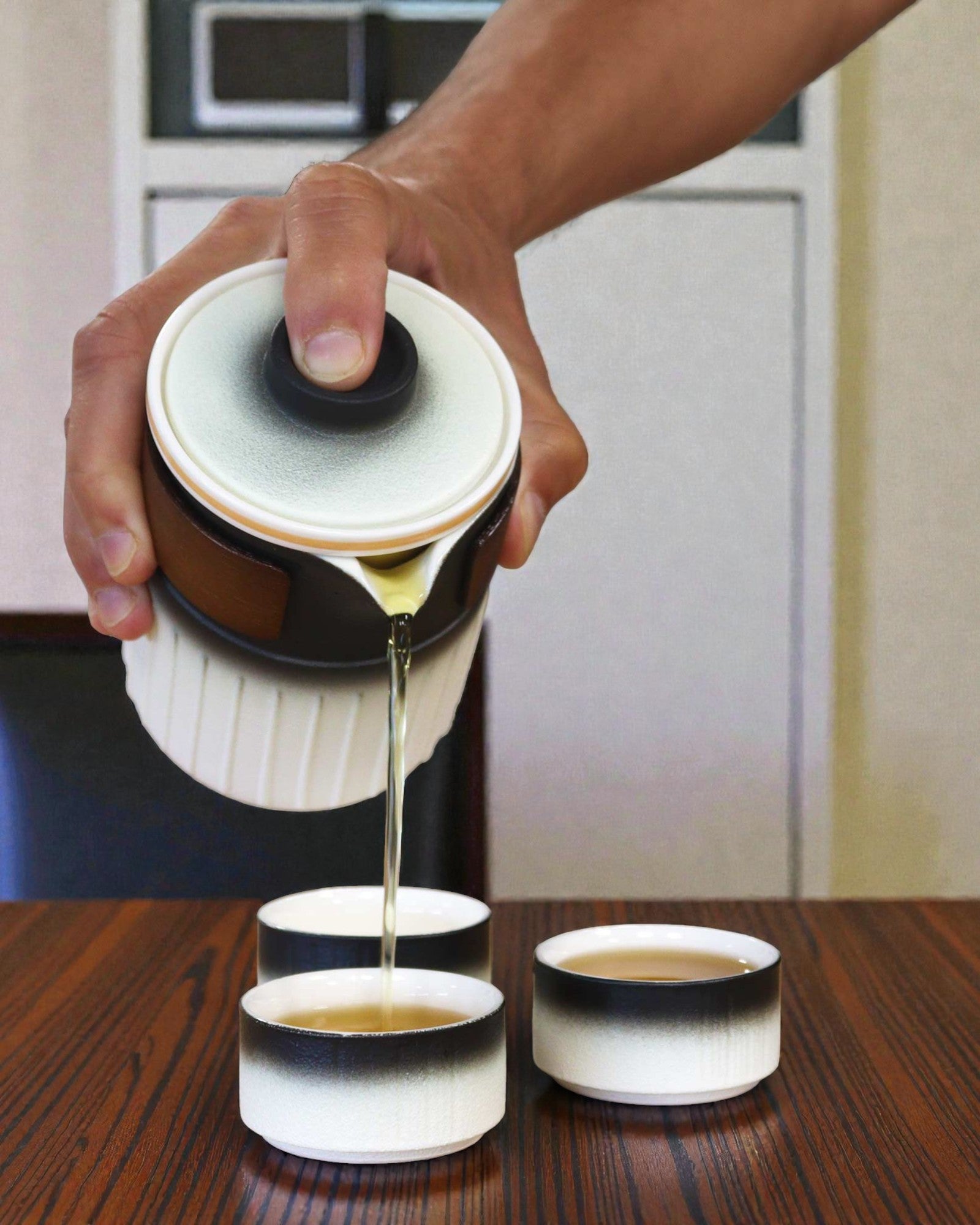 Podróż Trzech Przyjaciół – Turystyczny Zestaw Ceramiczny z Czajnikiem i 3 Kubeczkami